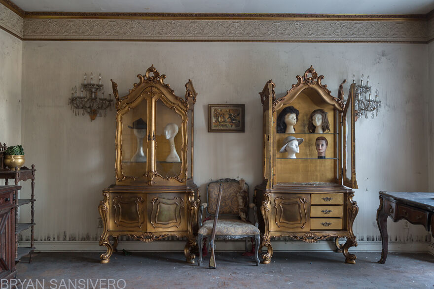 I Discovered An Abandoned $2.5 Million Mansion That Was Burned In A Fire With Everything Left Behind (22 Pics) I Discovered An Abandoned $2.5 Million Mansion That Was Burned In A Fire With Everything Left Behind (22 Pics)