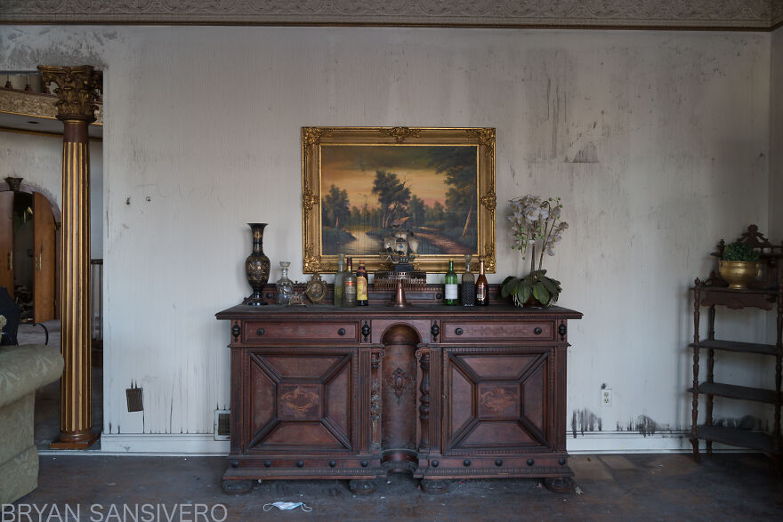 I Discovered An Abandoned $2.5 Million Mansion That Was Burned In A Fire With Everything Left Behind (22 Pics) I Discovered An Abandoned $2.5 Million Mansion That Was Burned In A Fire With Everything Left Behind (22 Pics)