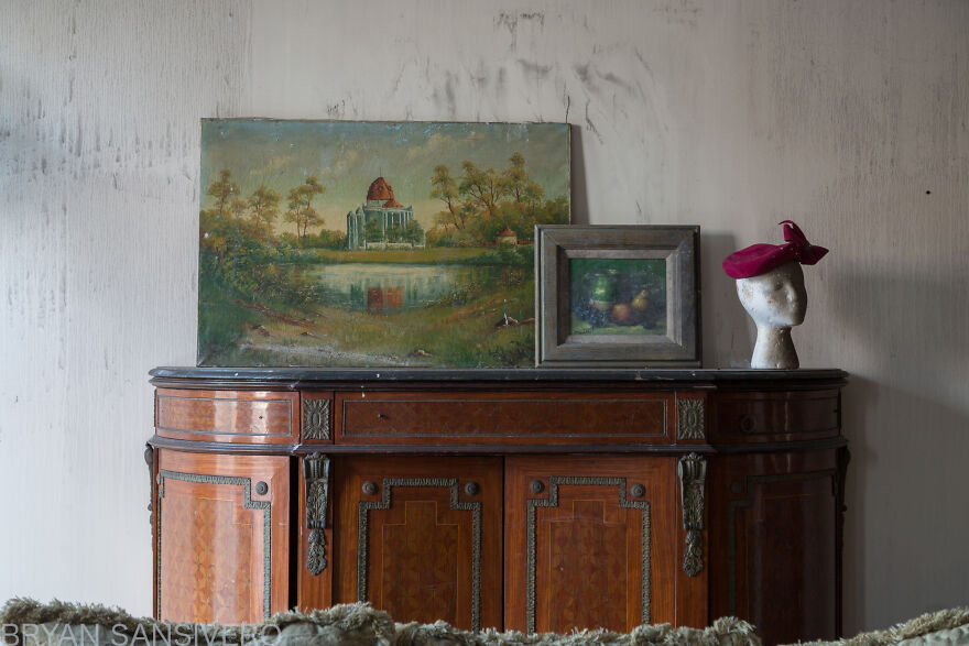 I Discovered An Abandoned $2.5 Million Mansion That Was Burned In A Fire With Everything Left Behind (22 Pics) I Discovered An Abandoned $2.5 Million Mansion That Was Burned In A Fire With Everything Left Behind (22 Pics)