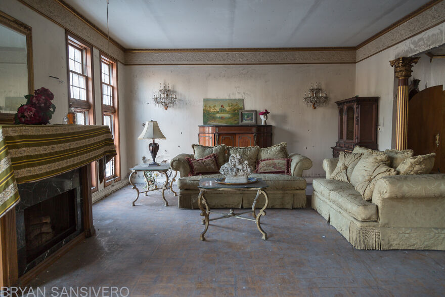I Discovered An Abandoned $2.5 Million Mansion That Was Burned In A Fire With Everything Left Behind (22 Pics) I Discovered An Abandoned $2.5 Million Mansion That Was Burned In A Fire With Everything Left Behind (22 Pics)