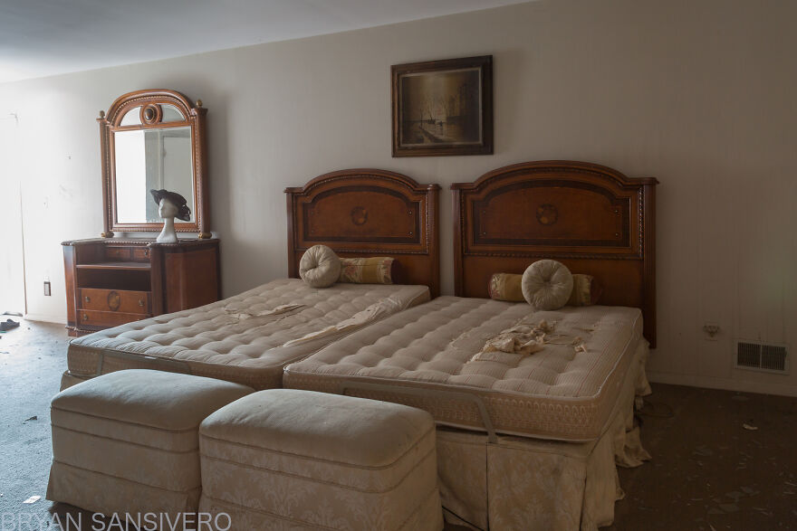 I Discovered An Abandoned $2.5 Million Mansion That Was Burned In A Fire With Everything Left Behind (22 Pics) I Discovered An Abandoned $2.5 Million Mansion That Was Burned In A Fire With Everything Left Behind (22 Pics)