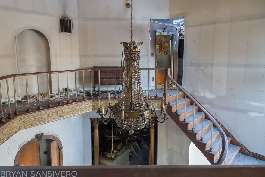 I Discovered An Abandoned $2.5 Million Mansion That Was Burned In A Fire With Everything Left Behind (22 Pics) I Discovered An Abandoned $2.5 Million Mansion That Was Burned In A Fire With Everything Left Behind (22 Pics)