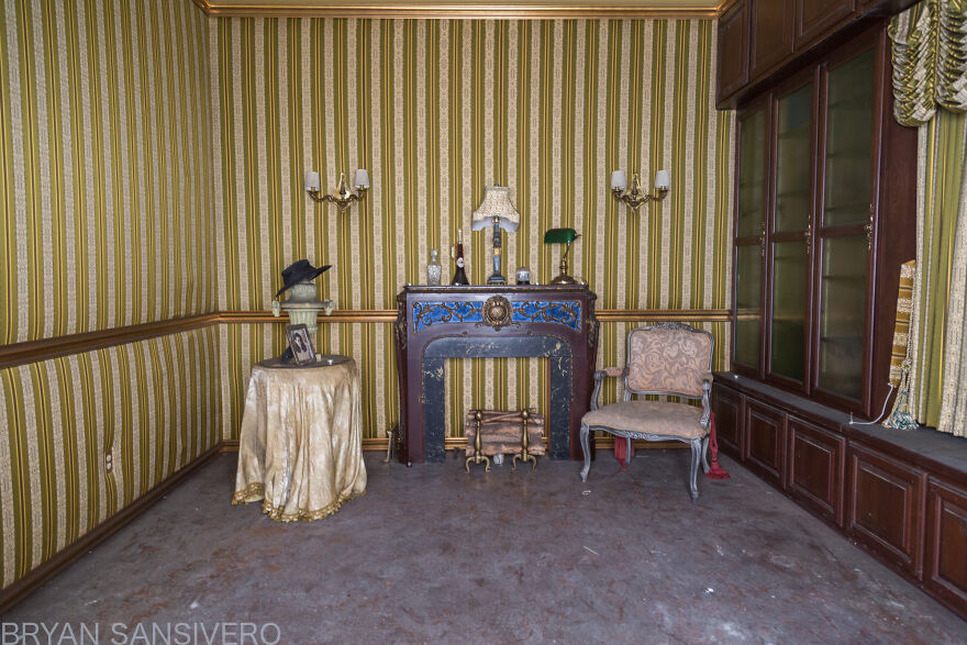 I Discovered An Abandoned $2.5 Million Mansion That Was Burned In A Fire With Everything Left Behind (22 Pics) I Discovered An Abandoned $2.5 Million Mansion That Was Burned In A Fire With Everything Left Behind (22 Pics)