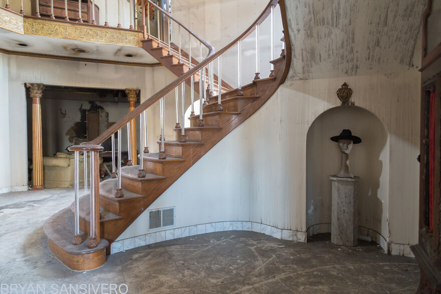 I Discovered An Abandoned $2.5 Million Mansion That Was Burned In A Fire With Everything Left Behind (22 Pics) I Discovered An Abandoned $2.5 Million Mansion That Was Burned In A Fire With Everything Left Behind (22 Pics)
