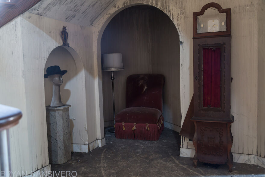 I Discovered An Abandoned $2.5 Million Mansion That Was Burned In A Fire With Everything Left Behind (22 Pics) I Discovered An Abandoned $2.5 Million Mansion That Was Burned In A Fire With Everything Left Behind (22 Pics)