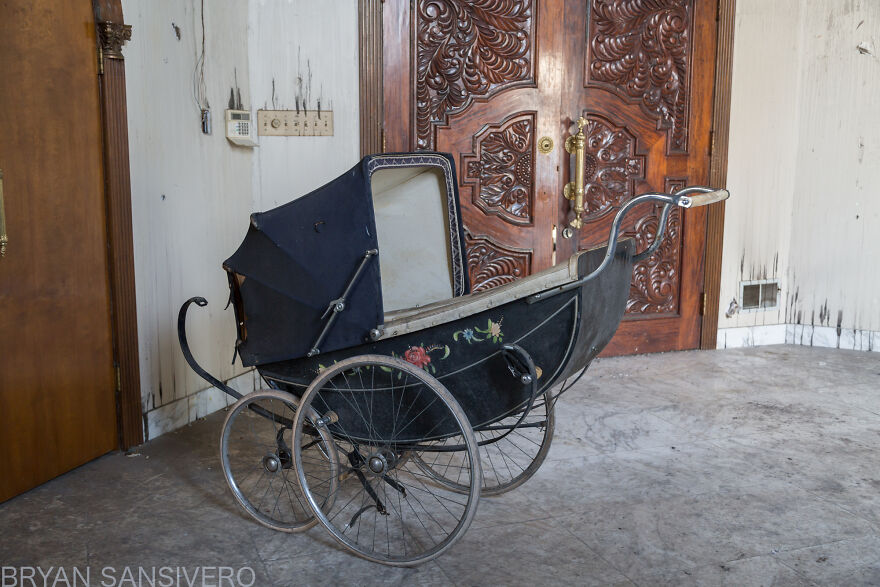 I Discovered An Abandoned $2.5 Million Mansion That Was Burned In A Fire With Everything Left Behind (22 Pics) I Discovered An Abandoned $2.5 Million Mansion That Was Burned In A Fire With Everything Left Behind (22 Pics)