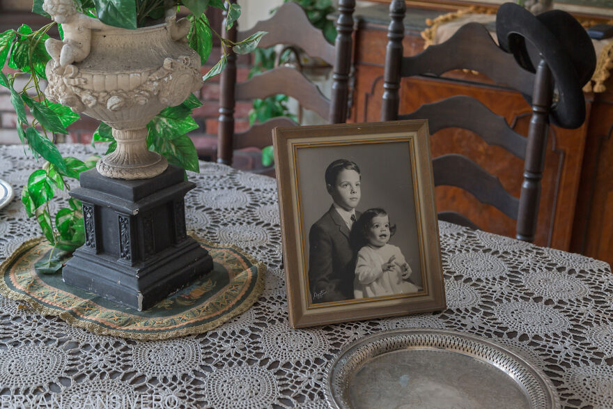 I Discovered An Abandoned $2.5 Million Mansion That Was Burned In A Fire With Everything Left Behind (22 Pics) I Discovered An Abandoned $2.5 Million Mansion That Was Burned In A Fire With Everything Left Behind (22 Pics)