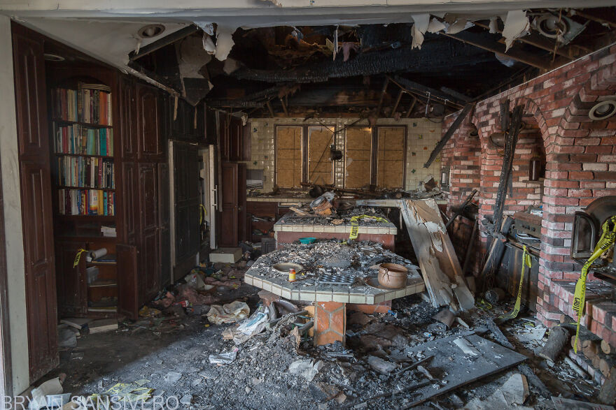I Discovered An Abandoned $2.5 Million Mansion That Was Burned In A Fire With Everything Left Behind (22 Pics) I Discovered An Abandoned $2.5 Million Mansion That Was Burned In A Fire With Everything Left Behind (22 Pics)