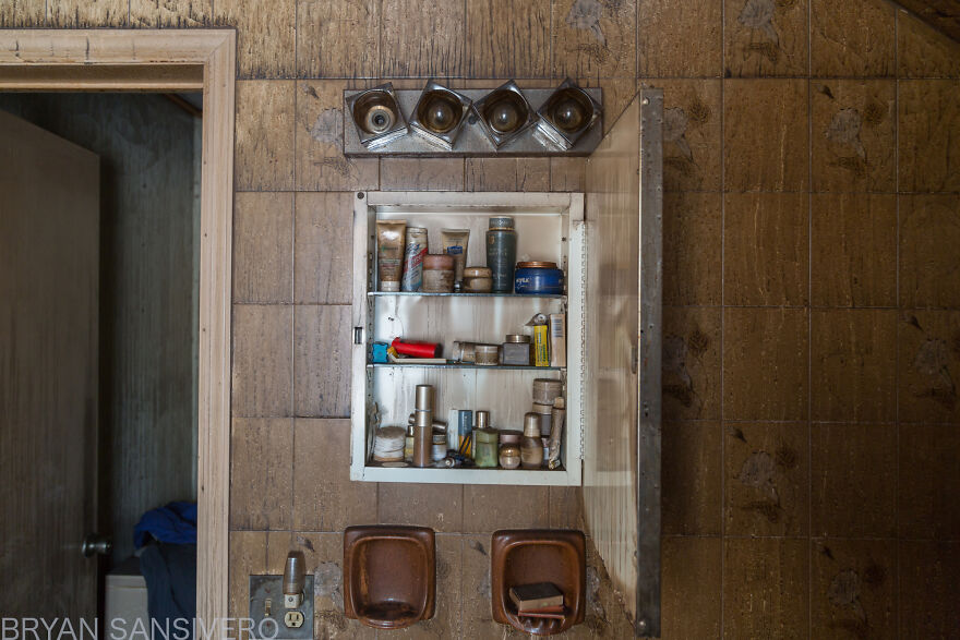 I Discovered An Abandoned $2.5 Million Mansion That Was Burned In A Fire With Everything Left Behind (22 Pics) I Discovered An Abandoned $2.5 Million Mansion That Was Burned In A Fire With Everything Left Behind (22 Pics)