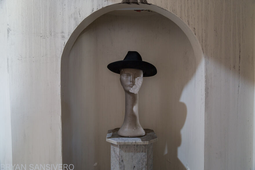 I Discovered An Abandoned $2.5 Million Mansion That Was Burned In A Fire With Everything Left Behind (22 Pics) I Discovered An Abandoned $2.5 Million Mansion That Was Burned In A Fire With Everything Left Behind (22 Pics)