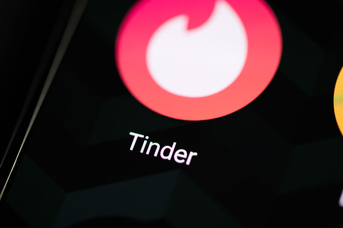 23 Intriguing "Tinder Swindler" Real-Life And Behind-The-Scenes Facts
