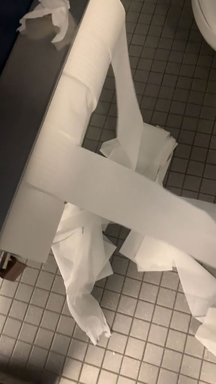 El dispensador de papel higiénico de mi universidad: todos los rollos giran cuando se gira uno