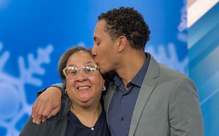 Mom Interrupts Son’s Live Shoot, Leaves Cameraman in Stitches, And Becomes Internet Sensation Mom Interrupts Son’s Live Shoot, Leaves Cameraman in Stitches, And Becomes Internet Sensation