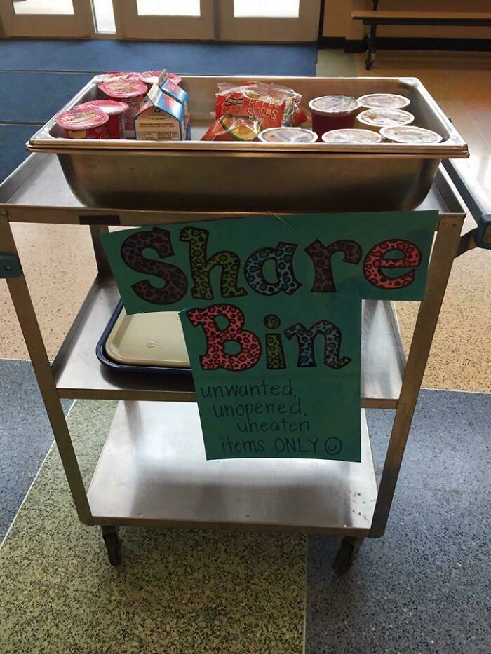 Una escuela en mi ciudad tiene un “contenedor para compartir”. Los estudiantes que compran su almuerzo pueden dejar la comida que no quieren o que no abrieron en esa bandeja