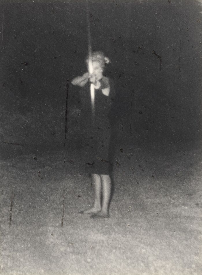 La modelo y actriz Anita Ekberg, tras ser perseguida y acosada por fotógrafos, golpeó a uno de ellos. Cuando le amenazaron con llamar a la policía, sacó un arco y una flecha de su casa y disparó a otro fotógrafo (1960) Lo último que vio un periodista fue: