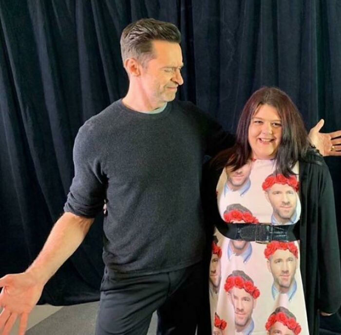 Una fan lleva una camiseta de Ryan Reynolds para conocer a Hugh Jackman
