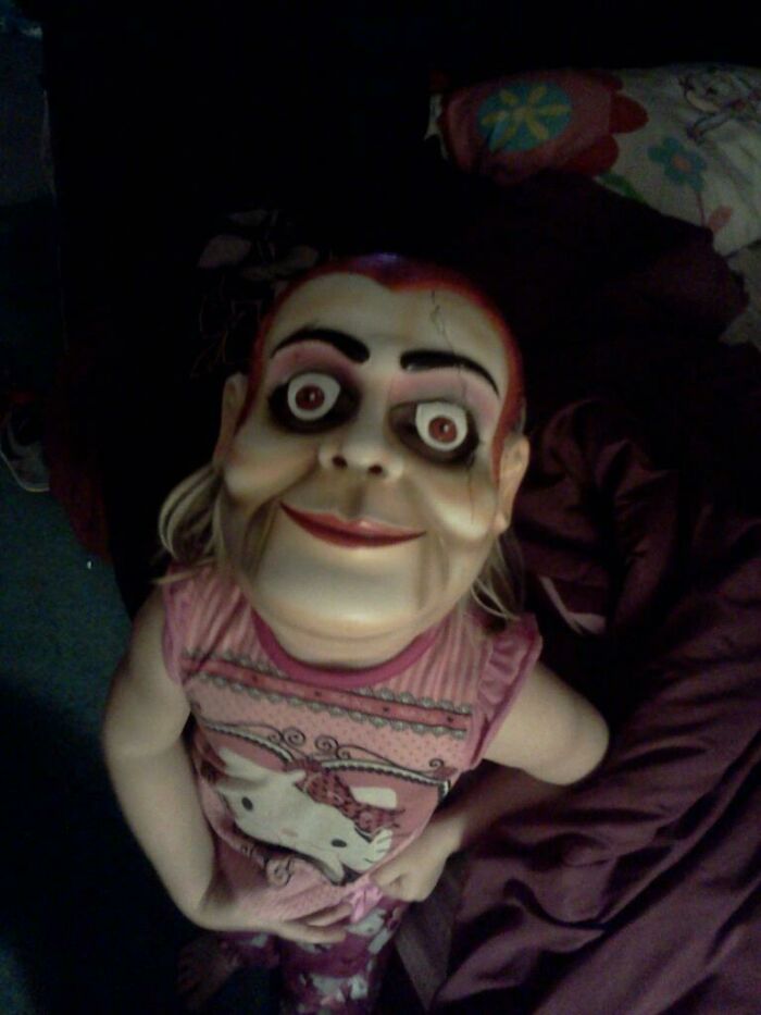 A mi hija de 5 años le encanta esconderse por nuestra casa y salir gritando "¡Bu!" mientras lleva esta máscara