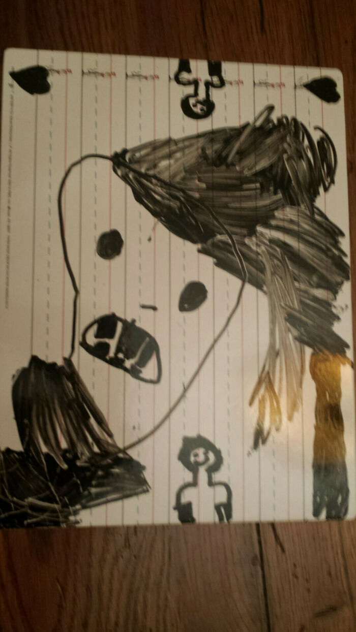 Mi hija de 4 años dibujó esto y me dijo que ese es el monstruo que siempre anda por ahí pero que yo nunca lo veo