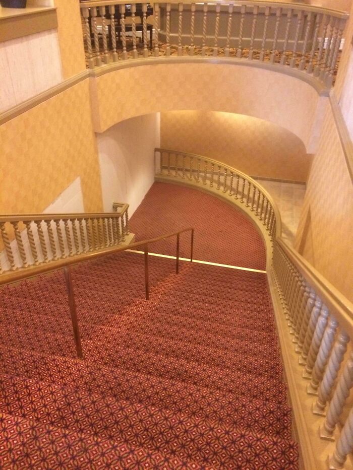 Esta elegante escalera conduce directamente a una pared
