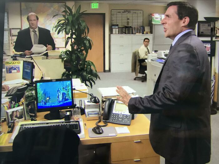 Just Noticed In The Episode Koi Pond, Some People Around The Office Change Their Computer Backgrounds To Underwater 