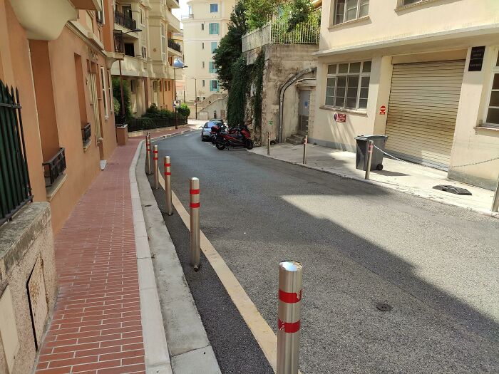 A Street In Two Different Countries - Red Sidewalk Is Monaco, Grey Or No Sidewalk Is France