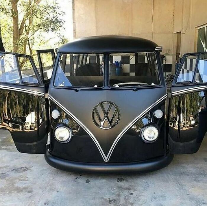 Autobús Volkswagen totalmente negro 