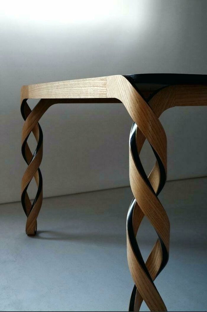 Mesa de madera con patas de doble hélice 