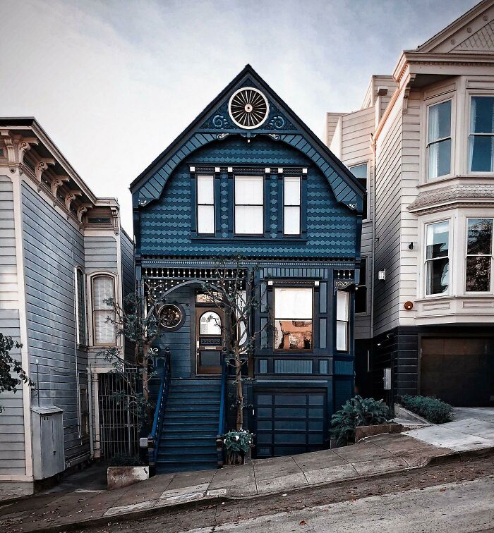 Las distintas tonalidades de azul no hacen más que destacar esta casa victoriana en pleno San Francisco 