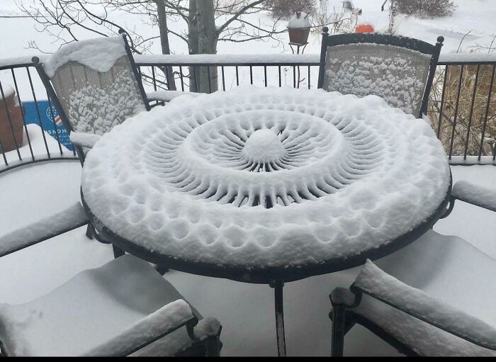 Este patrón que formó la nieve sobre la mesa de mi patio 
