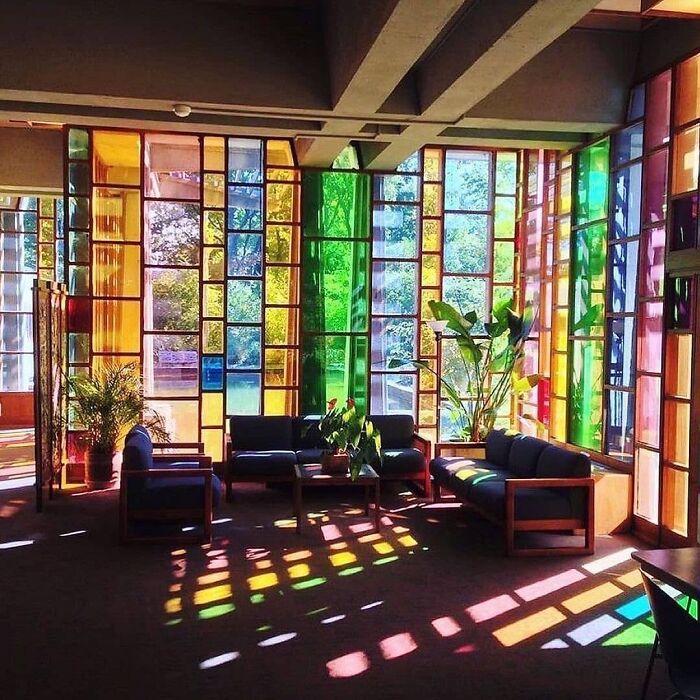 Sala de estar rodeada de vidrieras 