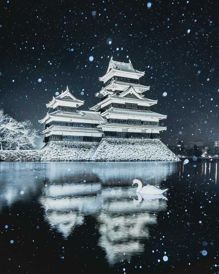 El castillo Matsumoto durante una noche invernal, prefectura de Nagano, Japón 