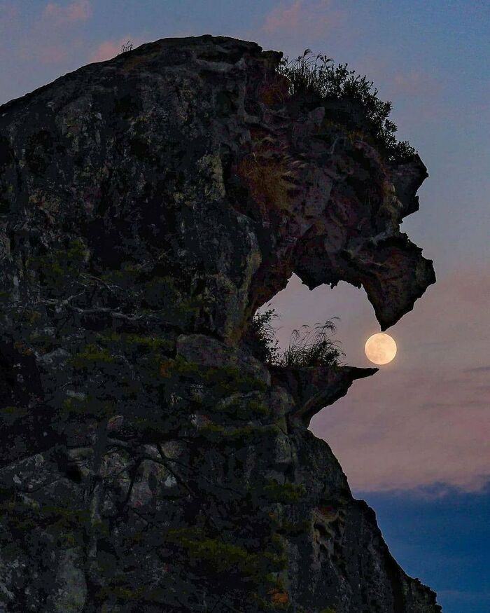 A Perfectly Timed Pic Of The Moon From Mie Prefecture, Japan