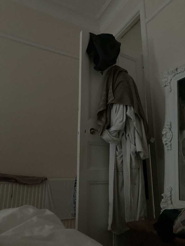 Anoche me desperté asustado cuando noté un fantasma victoriano flotando al final de mi cama. Tardé unos minutos en darme cuenta de que era mi ropa la que estaba en la puerta