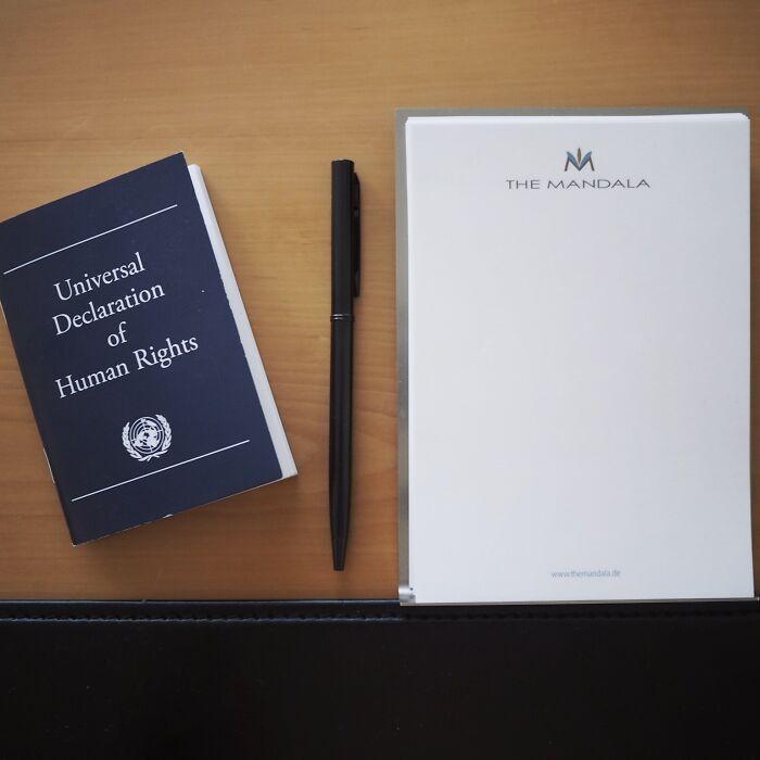 En lugar de una Biblia, este hotel alemán deja una copia de la Declaración de Derechos Humanos de la ONU