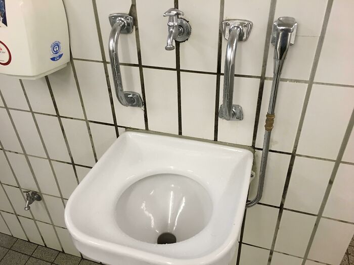 En Alemania tenemos "lavabos para vomitar" en algunos lugares públicos que tienen eventos como el Oktoberfest
