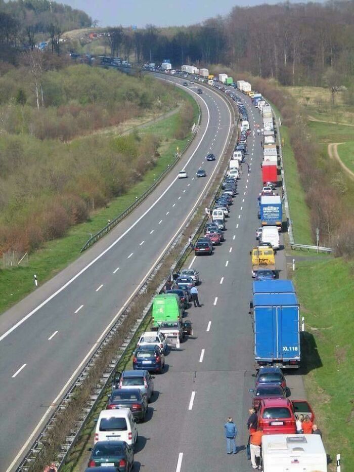 Cuando el tráfico se detiene por completo en Alemania, los conductores, (por ley) deben moverse hacia el borde de cada lado para crear un carril abierto para los vehículos de emergencia