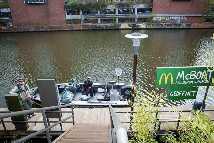 Este McDonald's tiene un "autoservicio" para barcos. Situado en Hamburgo, Alemania