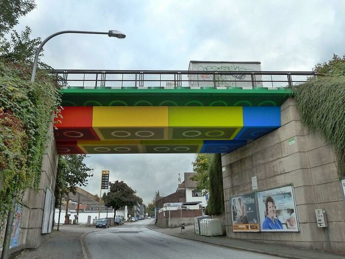 Este puente en Alemania fue pintado para que pareciera estar hecho de Legos