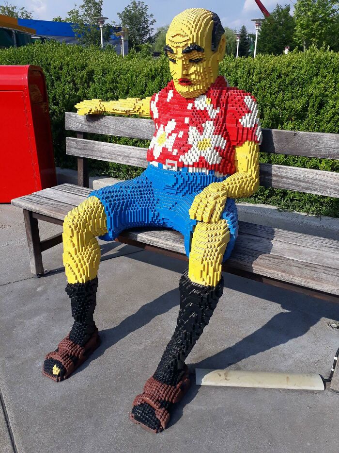 El anciano alemán hecho con piezas de LEGO frente a Legoland Alemania lleva sandalias con calcetines