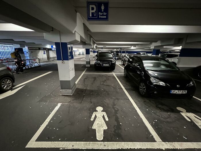 Estacionamiento "sólo para mujeres" en Alemania. Alrededor del 7% de los delitos violentos contra las mujeres se producen en los estacionamientos, y esto es un intento de hacer que el estacionamiento sea más seguro para las mujeres