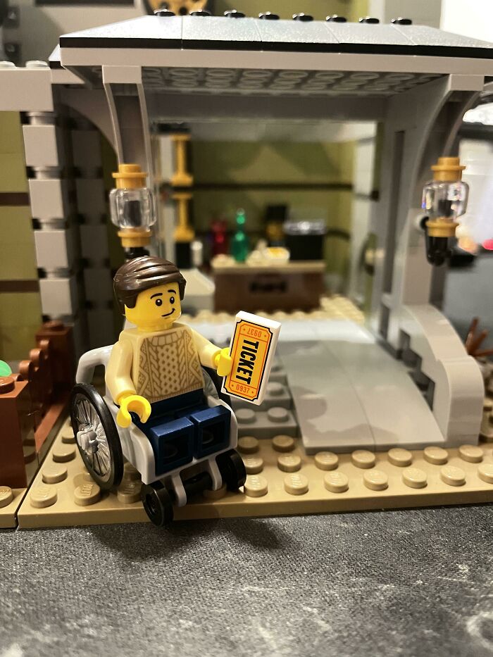 Este set de LEGO incluye esta figura/silla de ruedas e incorpora una rampa de acceso para sillas de ruedas