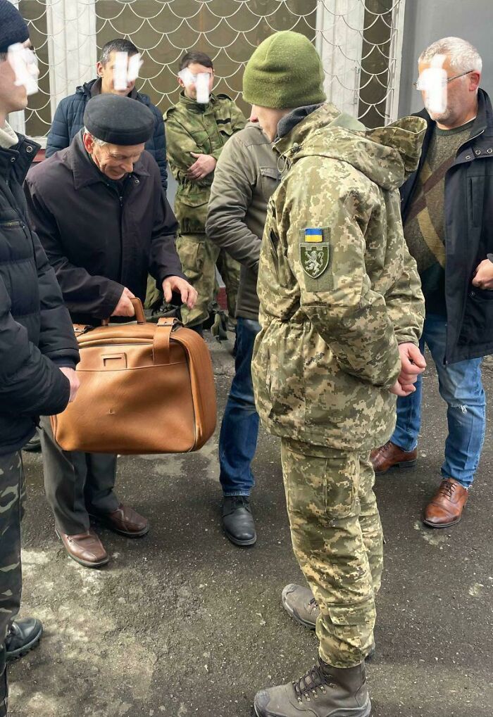 Un anciano de 80 años que se presentó para alistarse en el ejército ucraniano, llevando consigo un pequeño maletín con 2 camisetas, un par de pantalones extra, un cepillo de dientes y unos bocadillos para el almuerzo