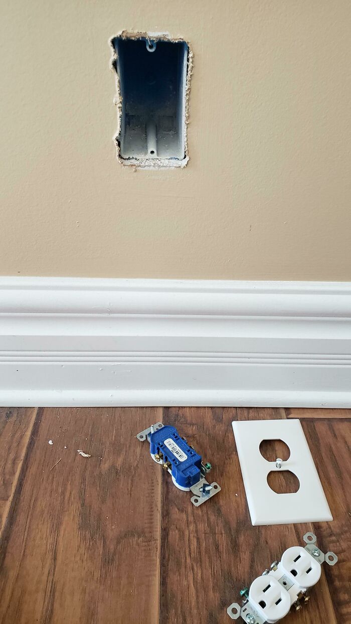 I Have Two Outlets In My House (Bought 2 Years Ago) That Don't Work. Purchased 2 New Outlets To Replace Them. Turns Out There Are No Wires To Connect Them To!