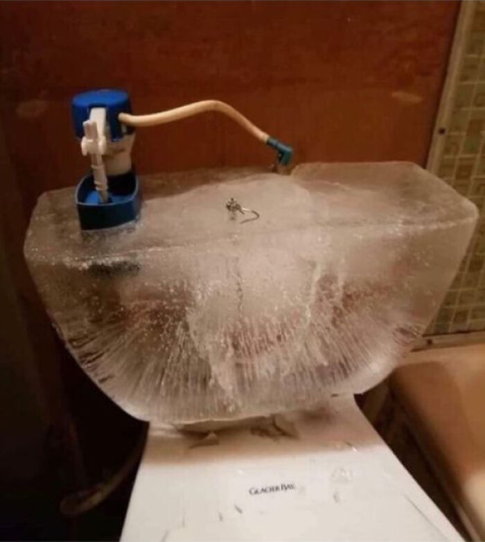 El apartamento de una persona es tan frío que el tanque de agua de su inodoro se congeló y se rompió