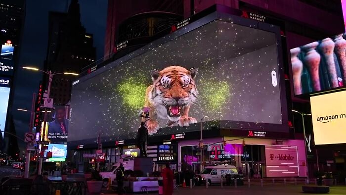 Giant Hyper-Realistic 3D Tiger Billboard Appears In World’s Biggest Metropolises, Mesmerizes The Passersby Giant Hyper-Realistic 3D Tiger Billboard Appears In World’s Biggest Metropolises, Mesmerizes The Passersby