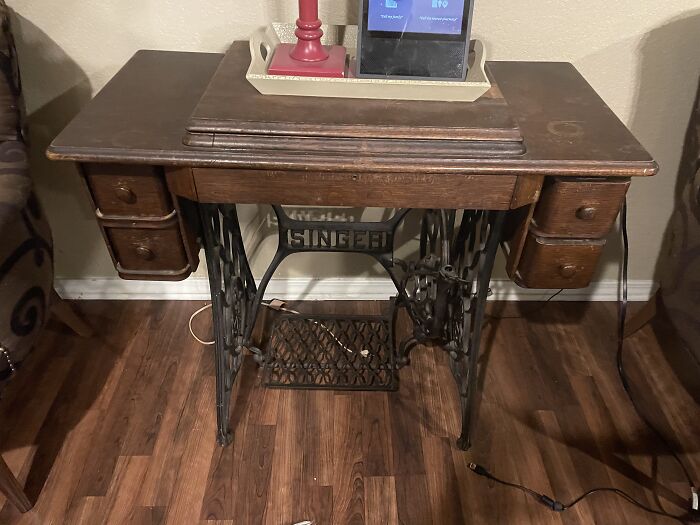 An Old Singer Sewing Machine From (Maybe) The 60s