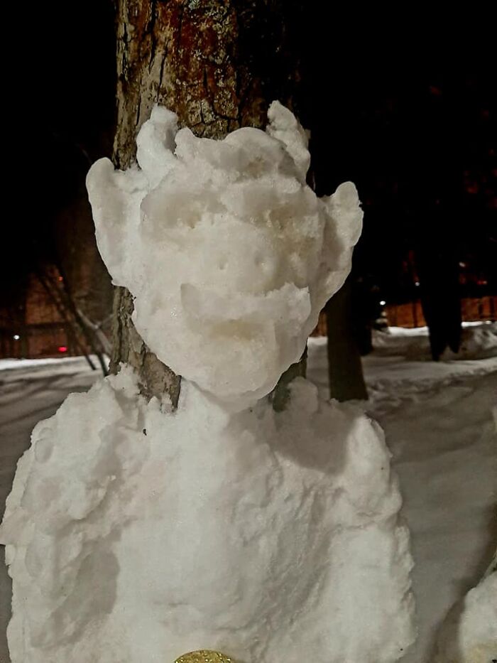 Artist Makes Incredible Snow Sculptures On Tree Trunks