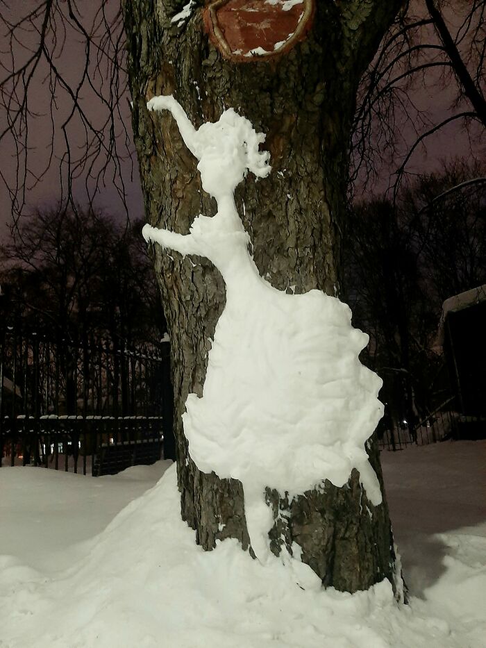 Artist Makes Incredible Snow Sculptures On Tree Trunks
