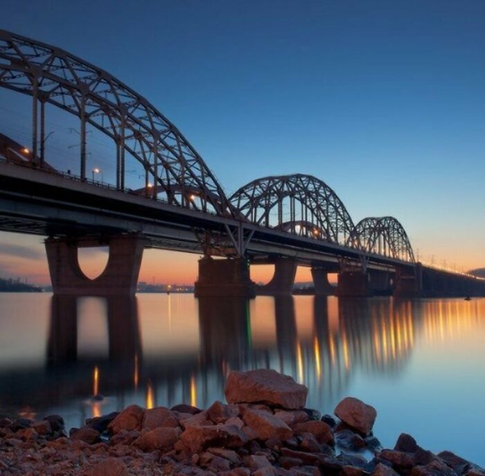 Puente Darnitsky en Kyiv