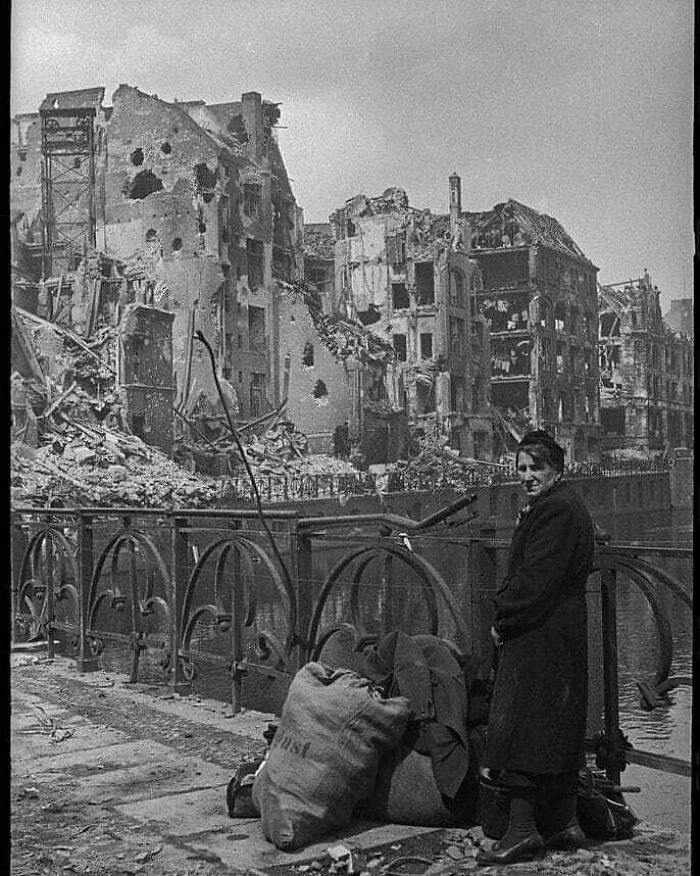 A Woman Poses To The Câmera , With Berlin In Ruins On The Back, 1945